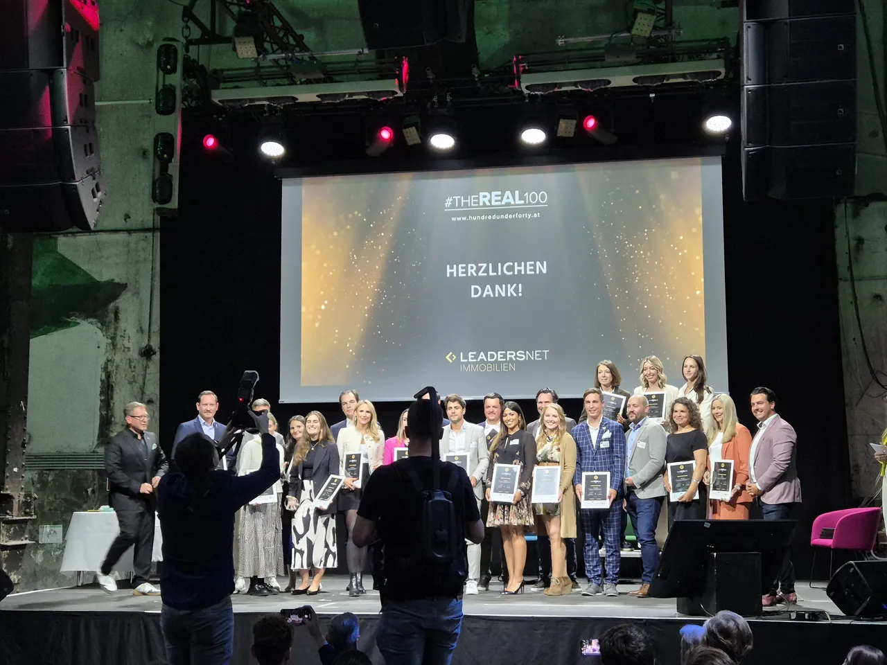 s REAL überreichte Preis bei TheREAL100