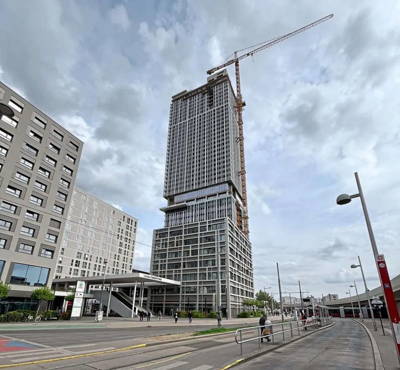 Finale in Kagran: Dachgleiche beim 155-Meter-Turm der ARE