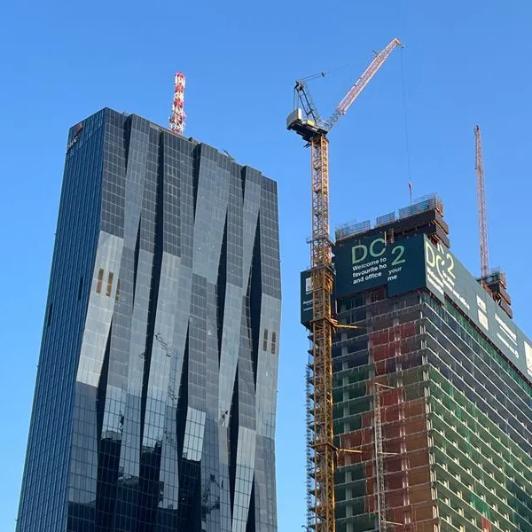 Der DC Tower 2 wächst, ein Roboter hilft beim Bau mit