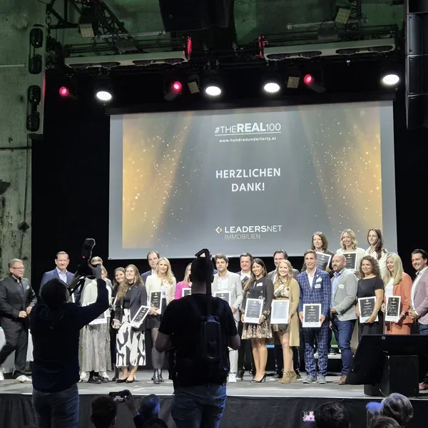 s REAL überreichte Preis bei TheREAL100