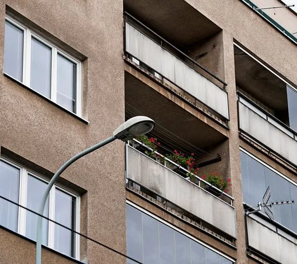 Kein Geld fürs Sanieren: Immer mehr Städte verkaufen Gemeindewohnungen