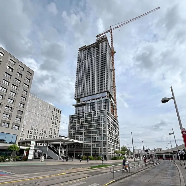 Finale in Kagran: Dachgleiche beim 155-Meter-Turm der ARE