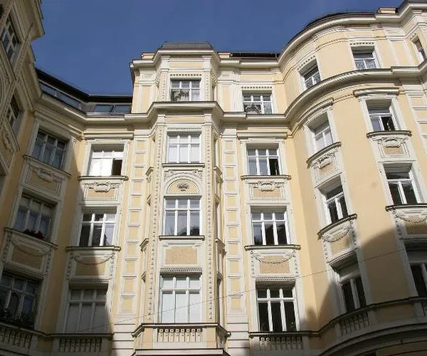 Zinshausmarkt: ESG-Kriterien und knapper werdender Wohnraum verändern Marktverhalten nachhaltig